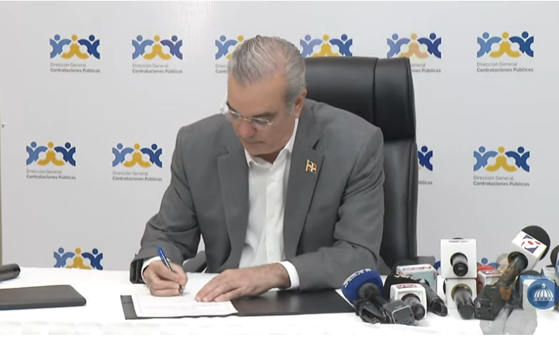Abinader promulga Ley de Contrataciones Públicas “un paso más hacia el desarrollo” 