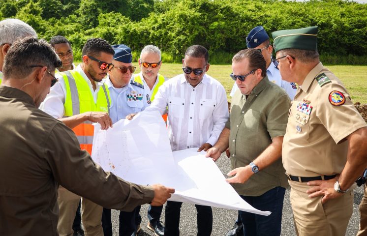 Supervisan trabajos de intervención a pista de aterrizaje de la FARD