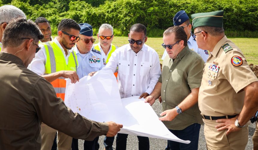 Supervisan trabajos de intervención a pista de aterrizaje de la FARD