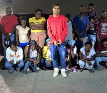 Detienen a un dominicano transportando 14 haitianos indocumentados en Mao
