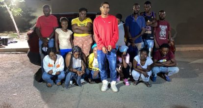 Detienen a un dominicano transportando 14 haitianos indocumentados en Mao