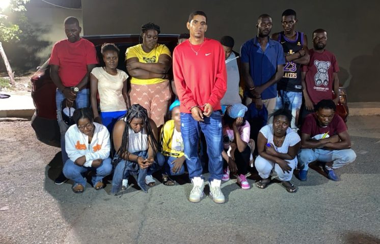 Detienen a un dominicano transportando 14 haitianos indocumentados en Mao