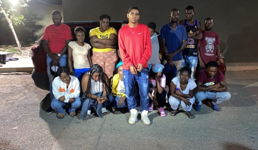 Detienen a un dominicano transportando 14 haitianos indocumentados en Mao