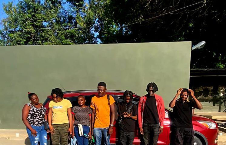 Arrestan dos dominicanos transportado nueve haitianos indocumentados en Mao