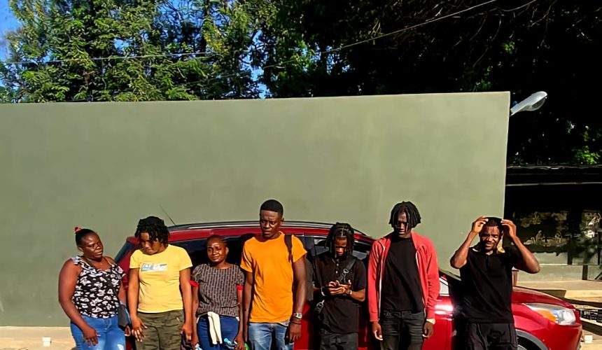 Arrestan dos dominicanos transportado nueve haitianos indocumentados en Mao