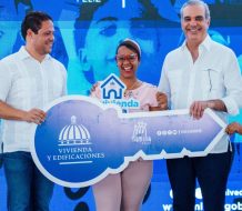 Abinader y MIVED entregan 72 nuevos apartamentos en Boca Chica