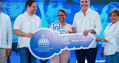 Abinader y MIVED entregan 72 nuevos apartamentos en Boca Chica