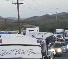Protesta en Los Bancos: pobladores bloquean carretera Azua-San Juan en demanda de agua potable