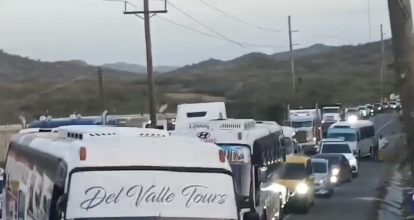 Protesta en Los Bancos: pobladores bloquean carretera Azua-San Juan en demanda de agua potable