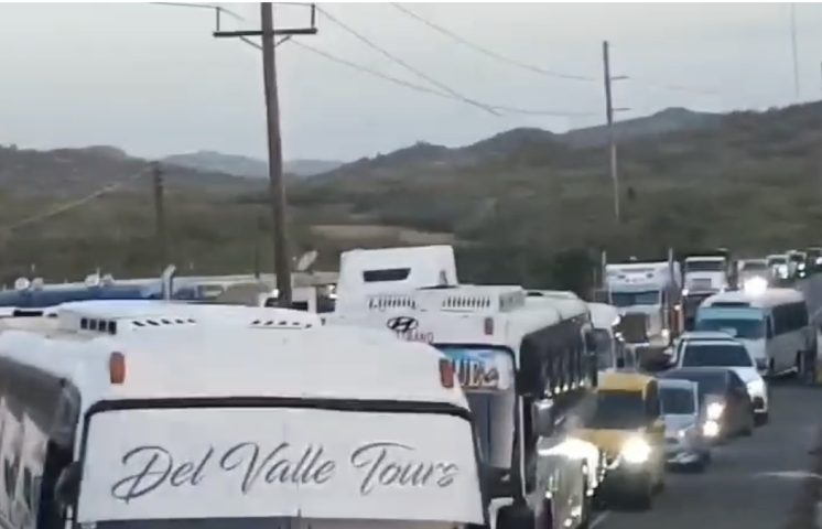Protesta en Los Bancos: pobladores bloquean carretera Azua-San Juan en demanda de agua potable