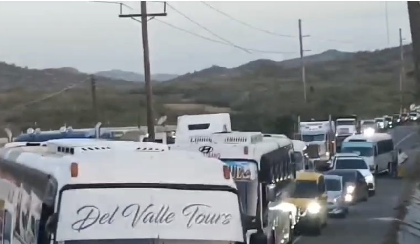 Protesta en Los Bancos: pobladores bloquean carretera Azua-San Juan en demanda de agua potable