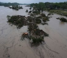 Se elevan a 25 los muertos por inundaciones en Texas; hay decenas de desaparecidos 