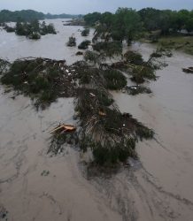 Se elevan a 25 los muertos por inundaciones en Texas; hay decenas de desaparecidos 