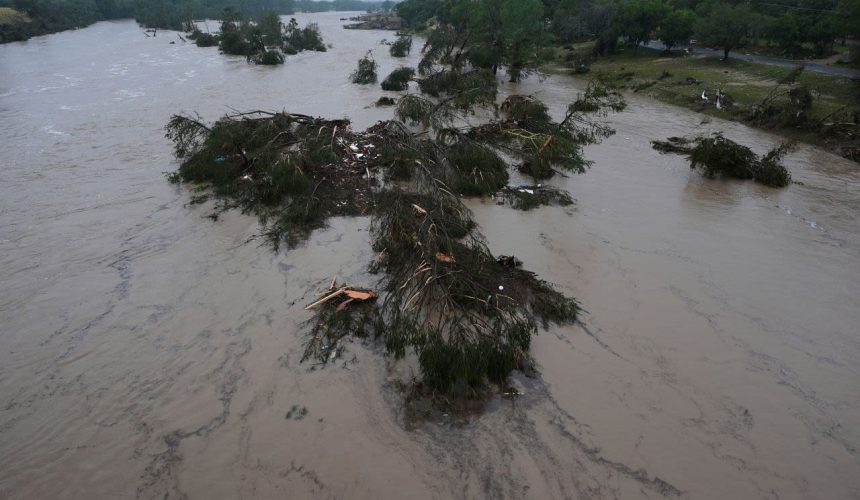 Se elevan a 25 los muertos por inundaciones en Texas; hay decenas de desaparecidos 
