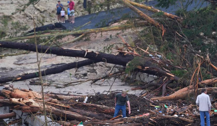 Ascienden a 52 las víctimas mortales de las inundaciones en Texas, entre ellas 15 niños