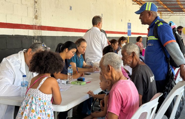Alcaldía del DN impacta en San Carlos con operativo médico y social
