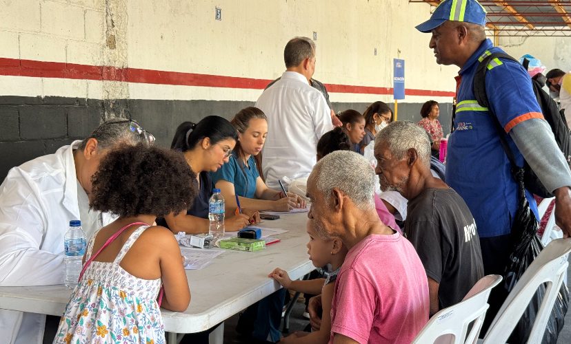Alcaldía del DN impacta en San Carlos con operativo médico y social