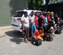 Arrestan dominicano por transportar 16 haitianos indocumentados en Valverde