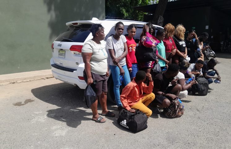 Arrestan dominicano por transportar 16 haitianos indocumentados en Valverde