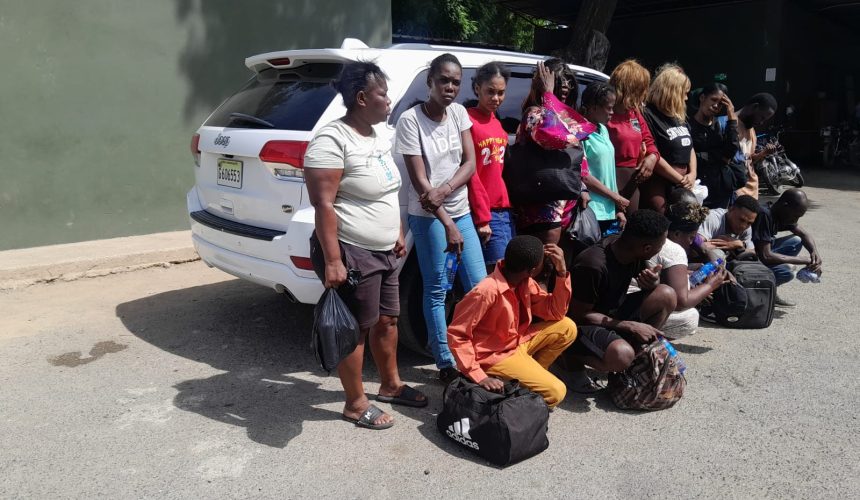 Arrestan dominicano por transportar 16 haitianos indocumentados en Valverde