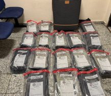 Arrestan estadounidense con dos maletas llenas de presunta marihuana en el AILA