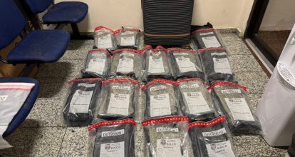 Arrestan estadounidense con dos maletas llenas de presunta marihuana en el AILA