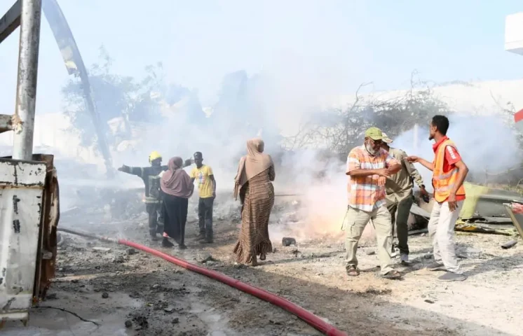 Al menos tres muertos tras helicóptero militar estrellarse Somalia