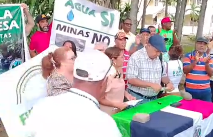 Grupos populares y activistas realizan vigilia en Santiago en rechazo a la presa de Las Placetas