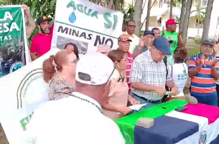Grupos populares y activistas realizan vigilia en Santiago en rechazo a la presa de Las Placetas