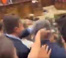Parlamento de Armenia se convierte en un campo de batalla por conflicto entre diputados