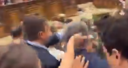 Parlamento de Armenia se convierte en un campo de batalla por conflicto entre diputados