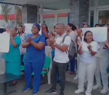 Enfermeras protestan en el Hospital Arturo Grullón por desvinculaciones y reclamos laborales
