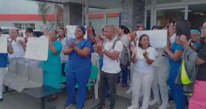 Enfermeras protestan en el Hospital Arturo Grullón por desvinculaciones y reclamos laborales