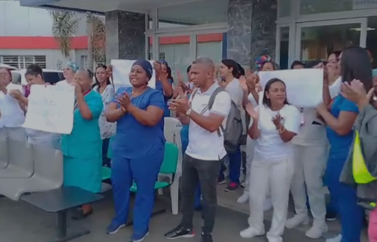 Enfermeras protestan en el Hospital Arturo Grullón por desvinculaciones y reclamos laborales