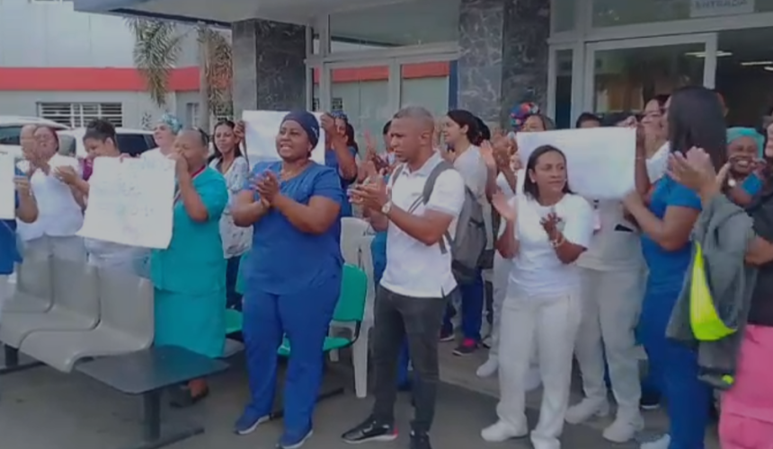 Enfermeras protestan en el Hospital Arturo Grullón por desvinculaciones y reclamos laborales