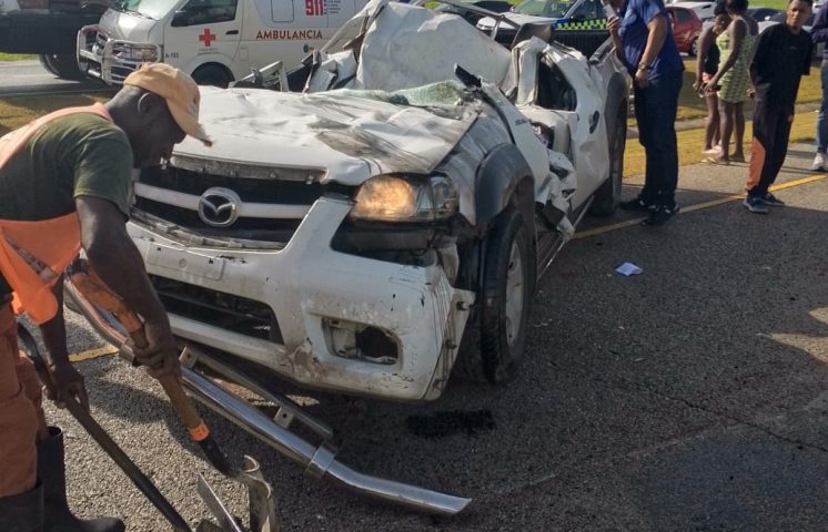 Dos muertos y cuatro heridos en accidente entre autobús y camioneta en La Altagracia
