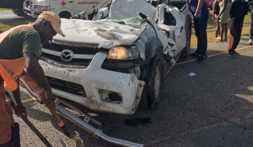 Dos muertos y cuatro heridos en accidente entre autobús y camioneta en La Altagracia