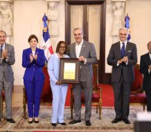 Abinader entrega Premio a la Excelencia Magisterial 2025 a tres docentes ejemplares