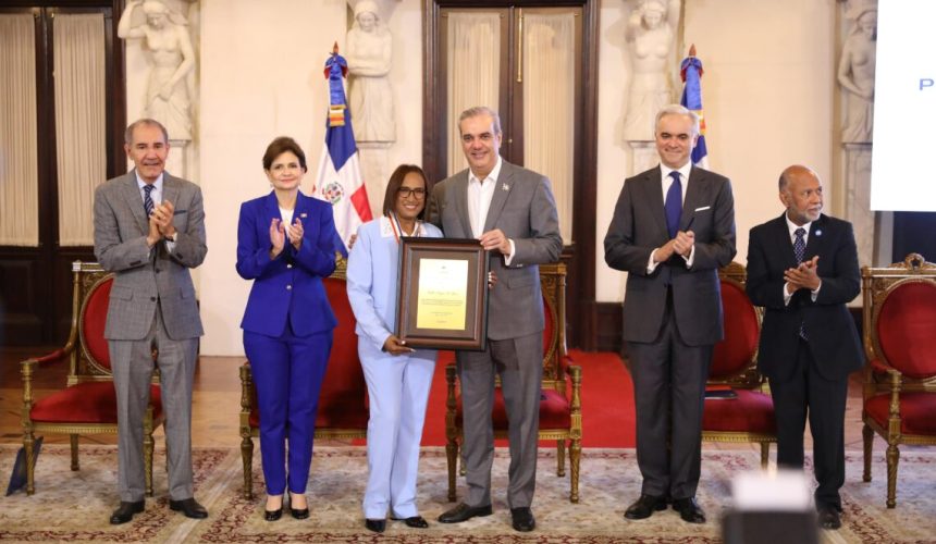 Abinader entrega Premio a la Excelencia Magisterial 2025 a tres docentes ejemplares