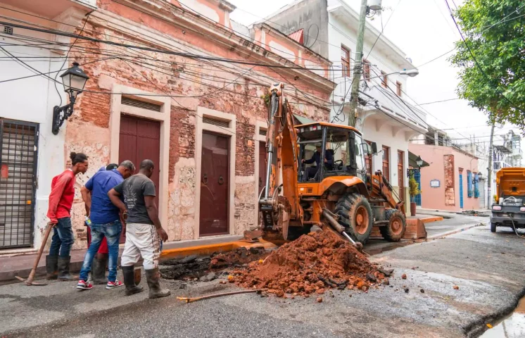 CAASD repara tubería de aguas residuales en la Ciudad Colonial