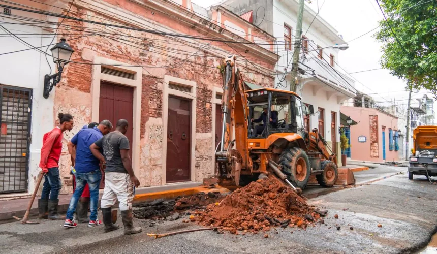 CAASD repara tubería de aguas residuales en la Ciudad Colonial