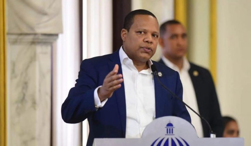 Pro Consumidor advierte que multará a negocios que comercialicen útiles escolares de Inabie