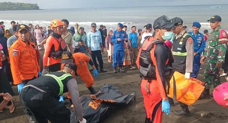 Cuatro muertos y 38 desaparecidos al naufragar un ferri cerca de la isla de Bali