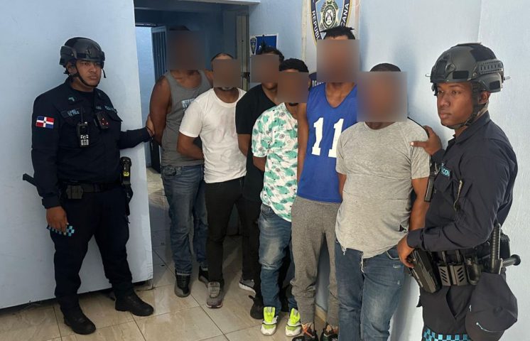 PN arresta seis motociclistas por supuesta agresión a vehículo en plena vía pública