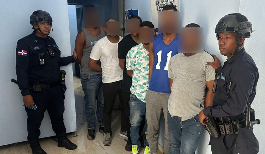 PN arresta seis motociclistas por supuesta agresión a vehículo en plena vía pública