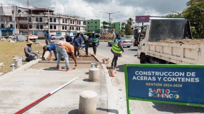 Alcaldía del Distrito Nacional reconstruye aceras en intersección de Los Próceres