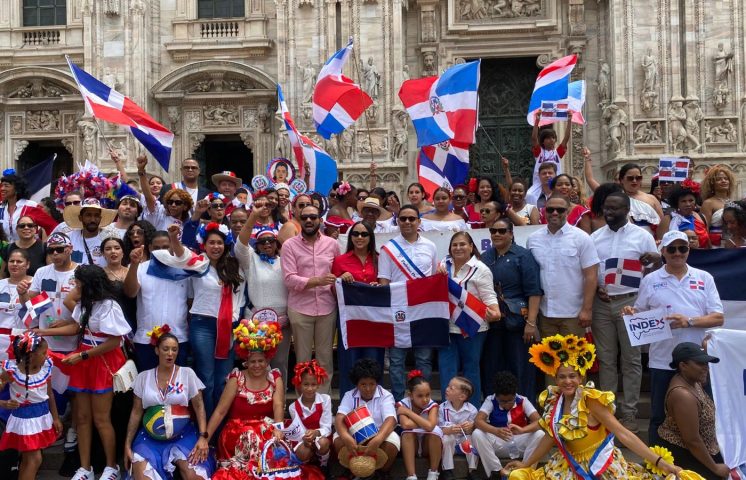 Cientos de criollos celebran la Parada Dominicana en Milano, Italia