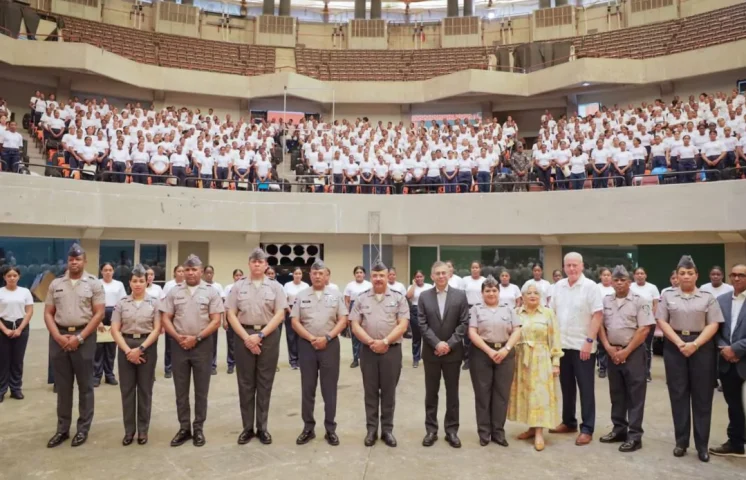 PN incorpora 1,100 mujeres en su promoción más numerosa
