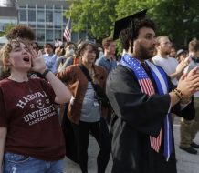 El Gobierno de Trump ordena a la Universidad de Harvard entregarle documentos sobre sus estudiantes extranjeros