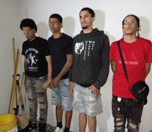 Policía recupera vehículo robado y arresta a cuatro hombres armados en SDN